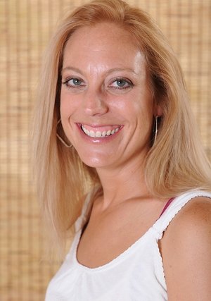 18 year old girl Arwen Gold loses her virginity after her car breaks down